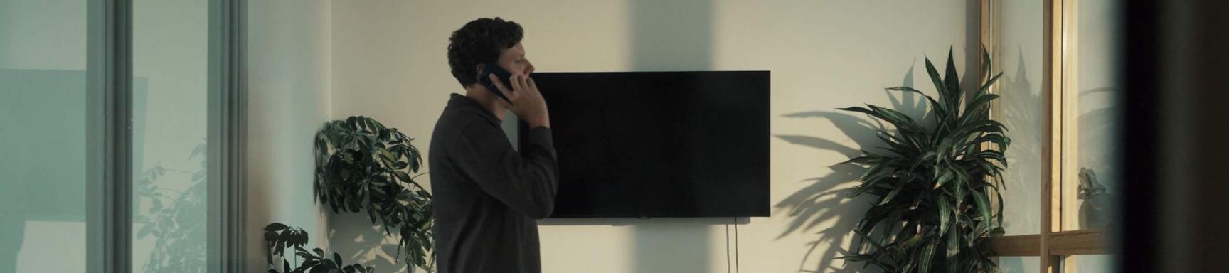 Collega aan de telefoon in een vergaderruimte met planten