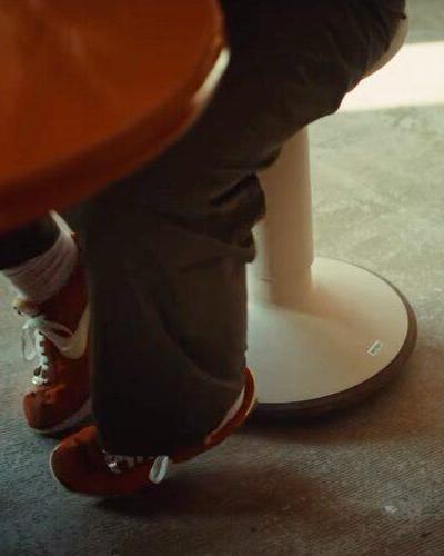 Close-up van sneakers op een studiokruk