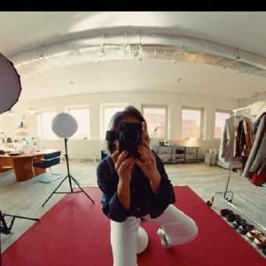 Fotograaf met een camera in een studio