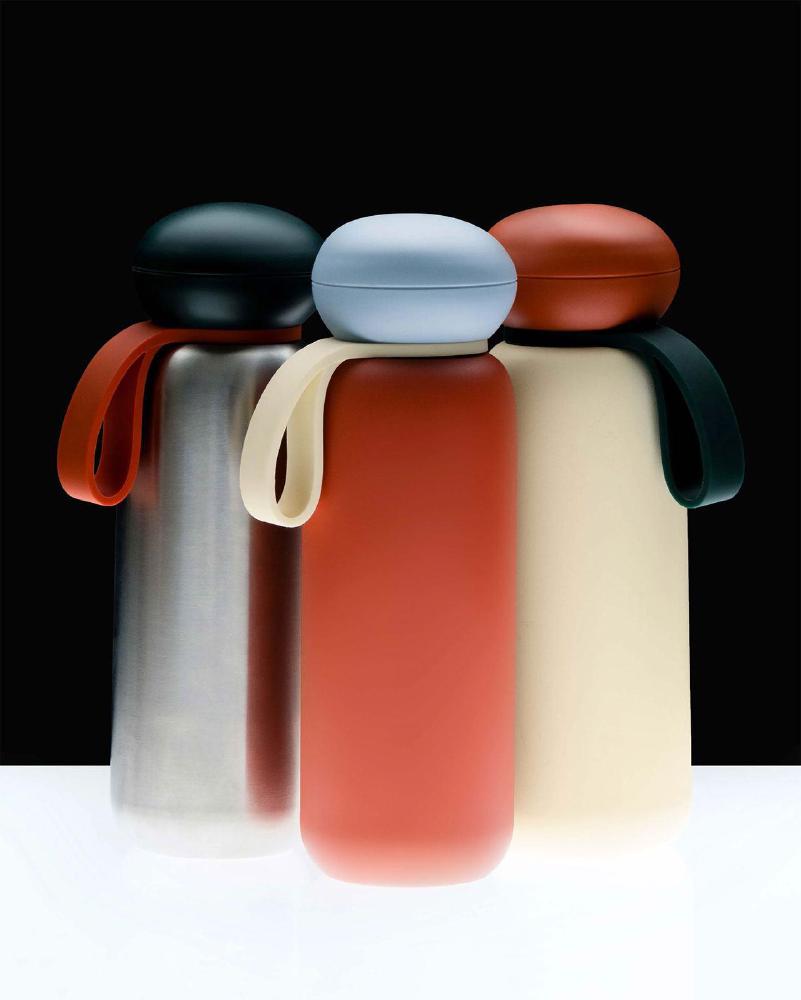 Drie stoelruggen in rood, blauw en beige