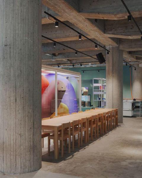 Werkplekken in een coworking-ruimte