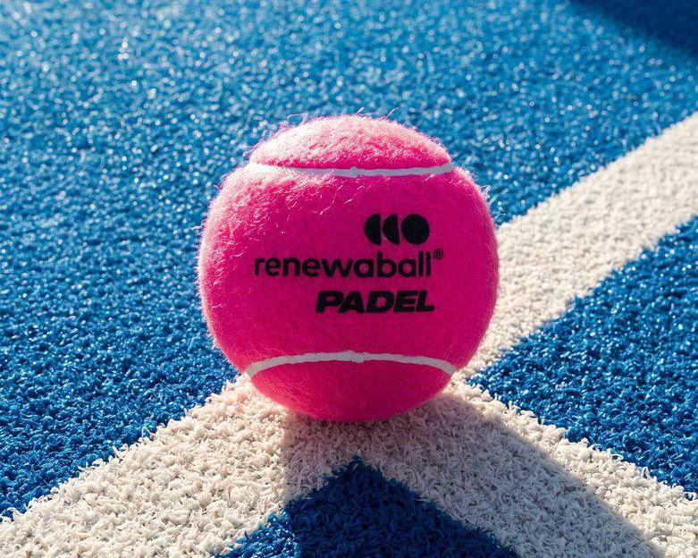 Roze Renewaball-padelbal op een blauwe baan