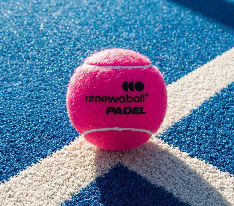 Roze Renewaball-padelbal op een blauwe baan