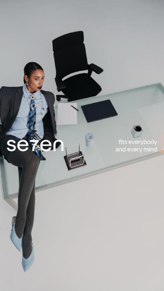 Model leunt op een glazen bureau, Se7en-advertentie "fits everybody and every mind"