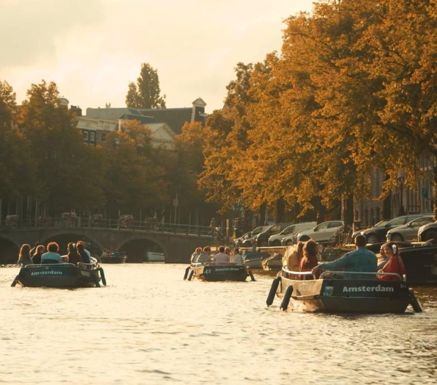 Sloep van Mokumboot op de Amsterdamse grachten