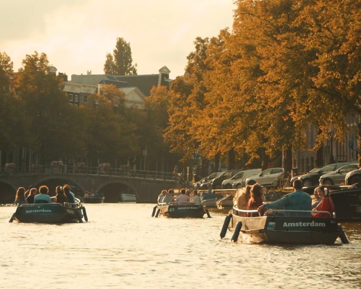 Sloep van Mokumboot op de Amsterdamse grachten