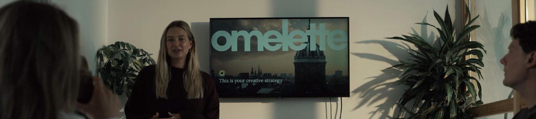 Collega presenteert een creatieve strategie op een scherm