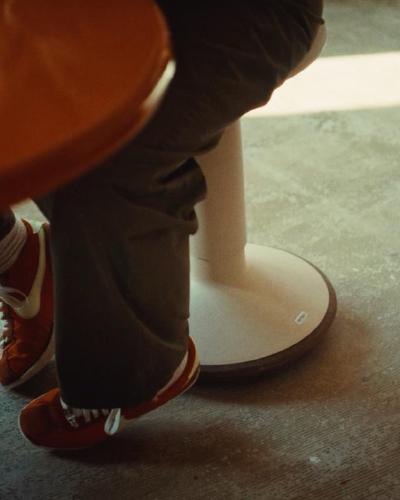 Sneakers onder een tafel in een studio