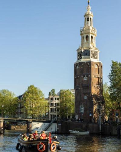 Vrouw kijkt in het verkeer uit het raam van een auto