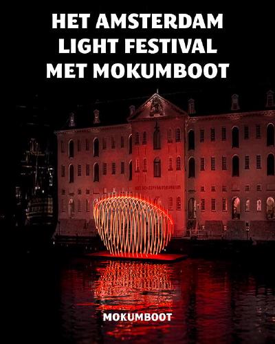 Campagneposter van het Amsterdam Light Festival met Mokumboot, met een rood verlicht kunstwerk voor het Scheepvaartmuseum